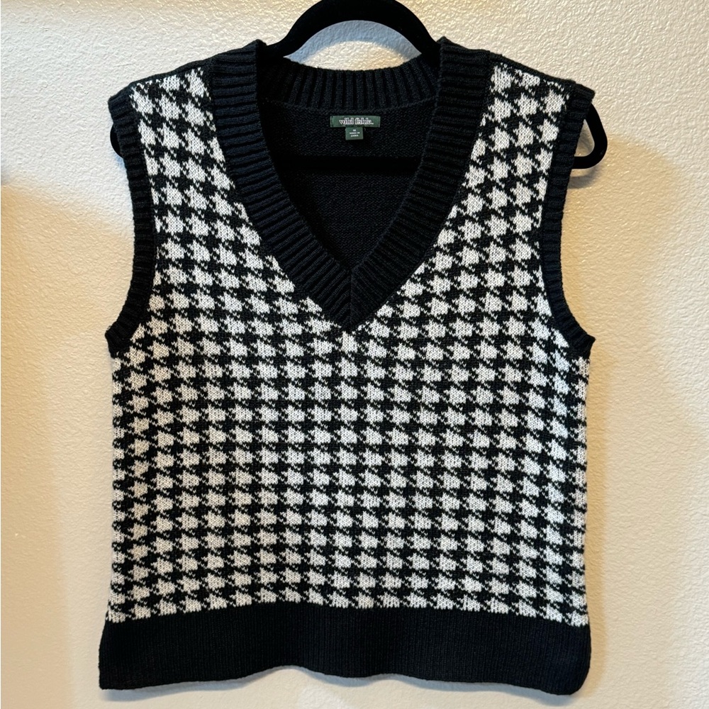 Houndstooth Knit Sweater Vest